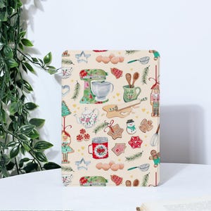 Może przedstawiać: Kremowe tło z powtarzającym się wzorem świątecznych artykułów kuchennych i do pieczenia. Wzór zawiera mikser stojący, wałek do ciasta, czajnik, piernikowego ludzika, bałwana, dziadek do orzechów, gwiazdę, trzepaczkę, foremkę do ciasteczek, dzbanek z mlekiem i czerwoną i białą laskę cukrową.