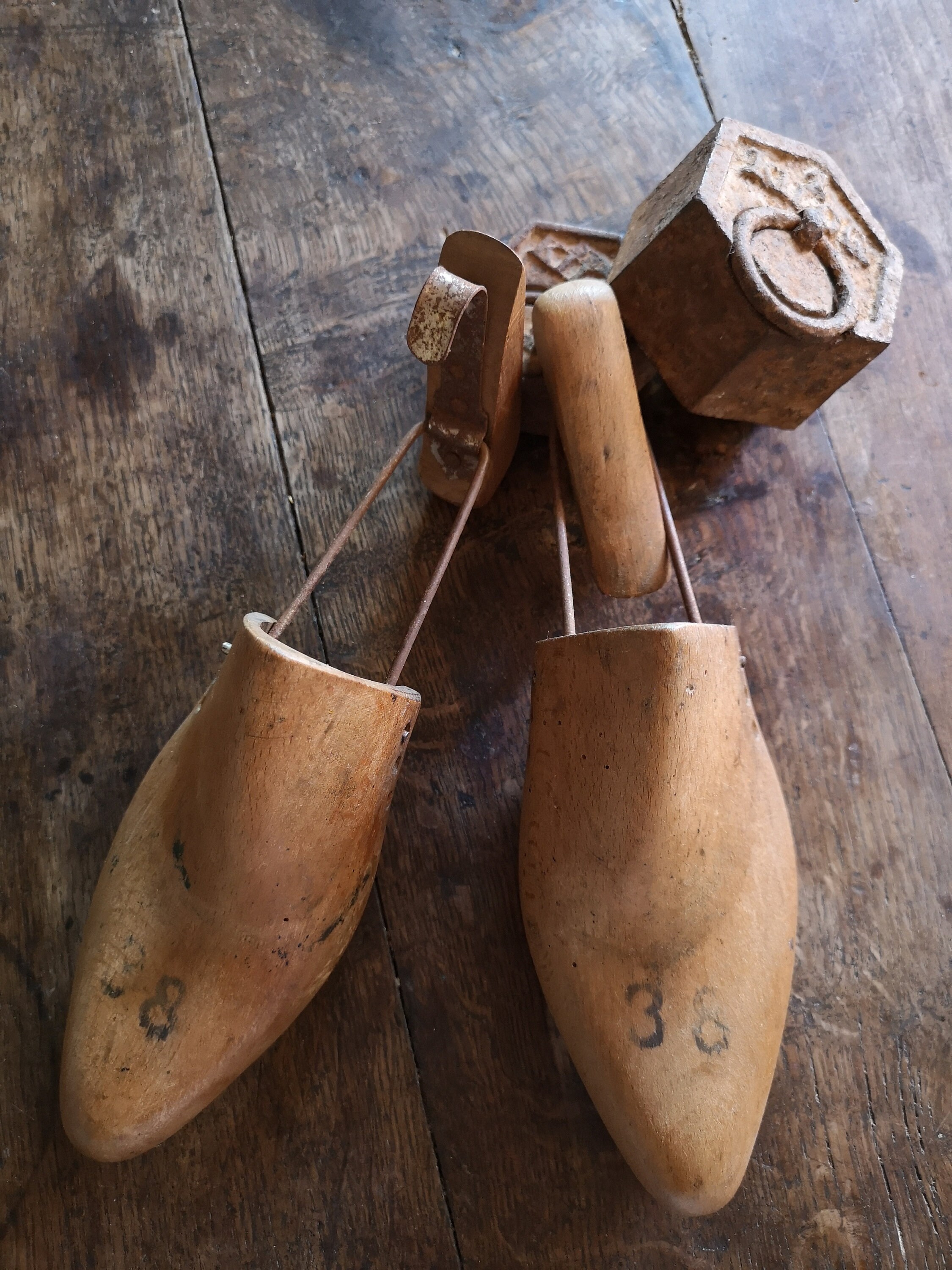 Anciens Embauchoirs en Bois avec Un Système Métallique Permettant de Les Plier.