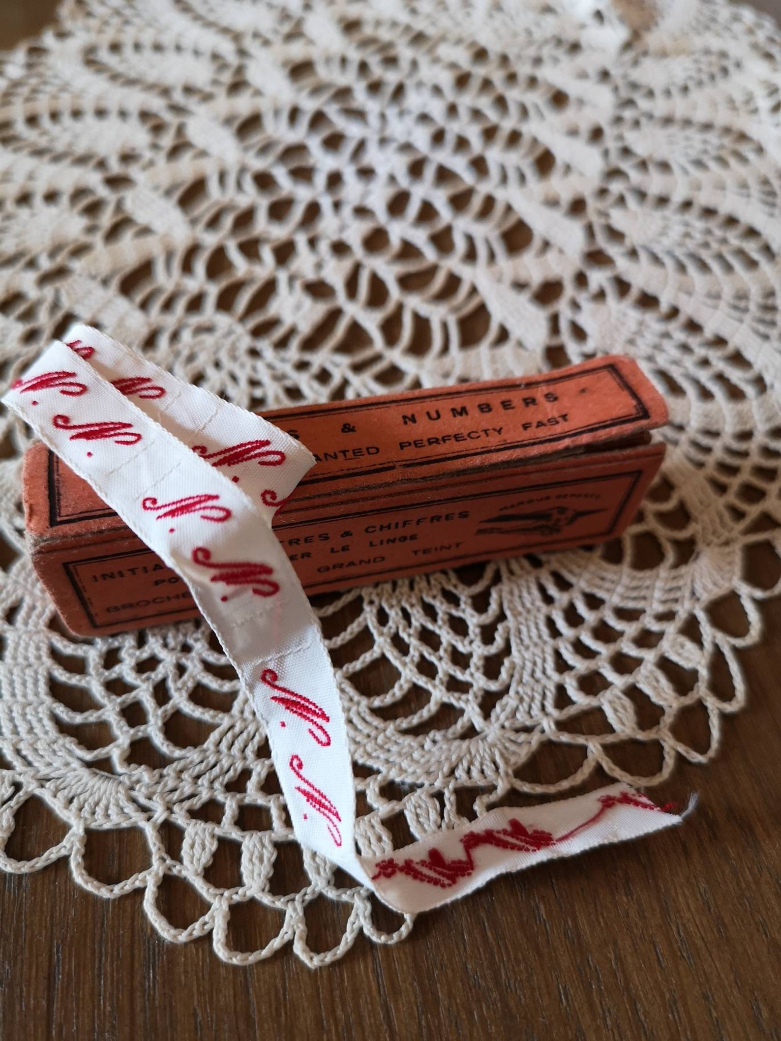 Antikes weißes monogramm rot gesticktes gesticktes Igogramm | Etsy