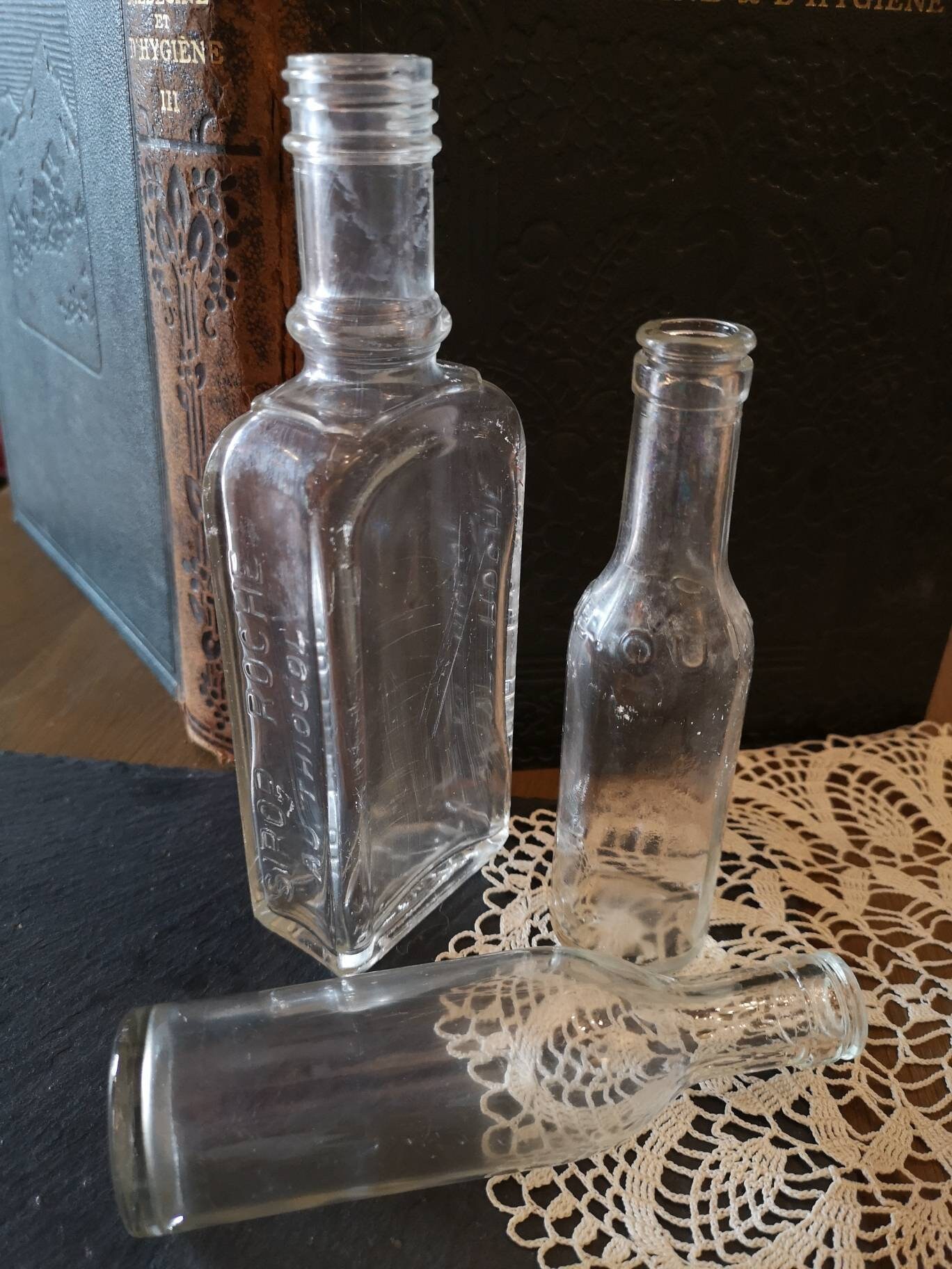 3 Anciennes Bouteilles en Verre Blanc