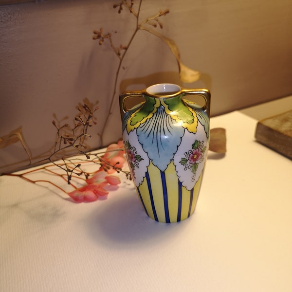 Charmant petit vase polychrome en forme d'amphore style retro