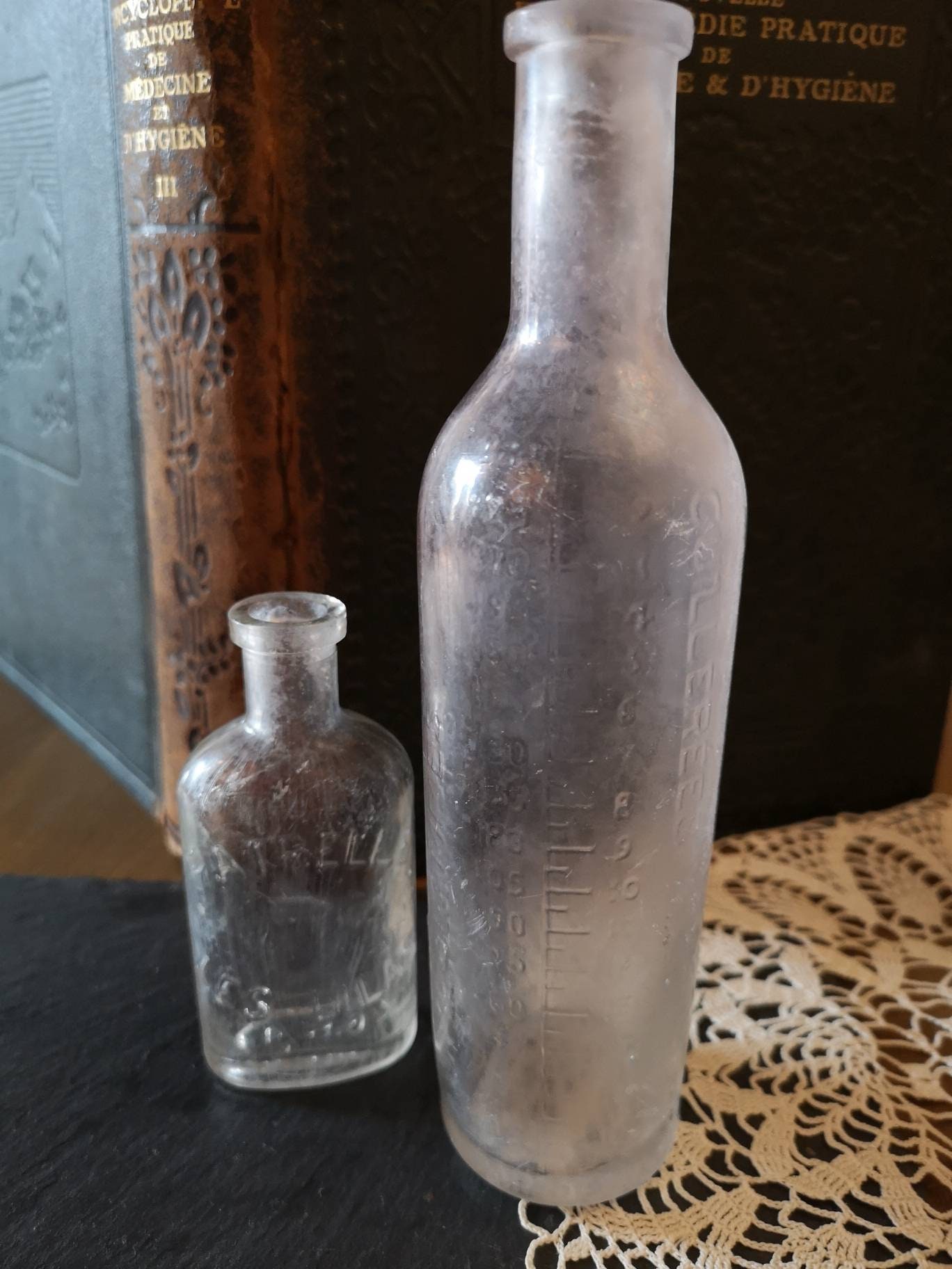 2 Anciennes Petites Bouteilles en Verre Patrelle Les Lilas et Flacon Gradué