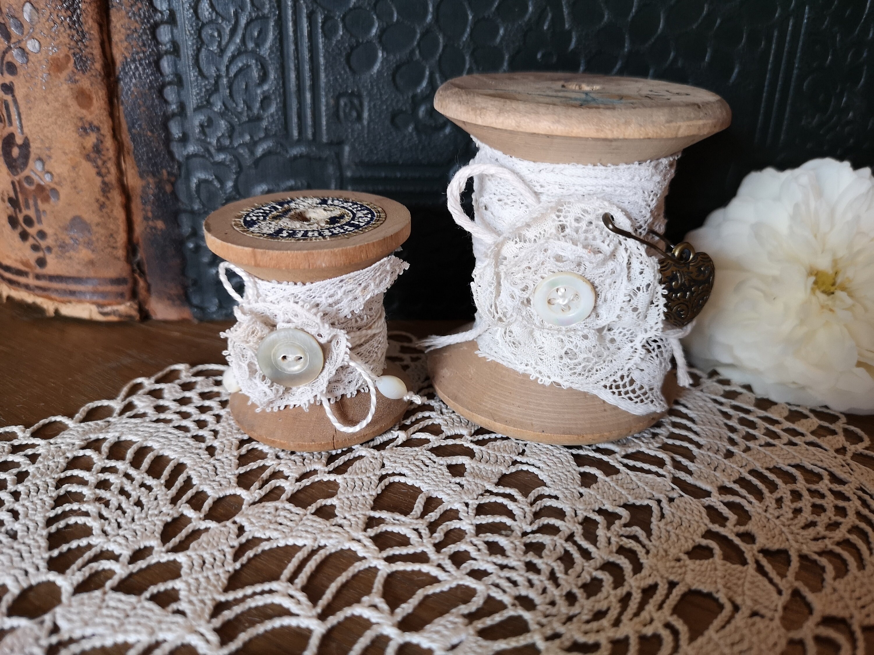 Bobines de Bois et Dentelle Ancienne Style Shabby