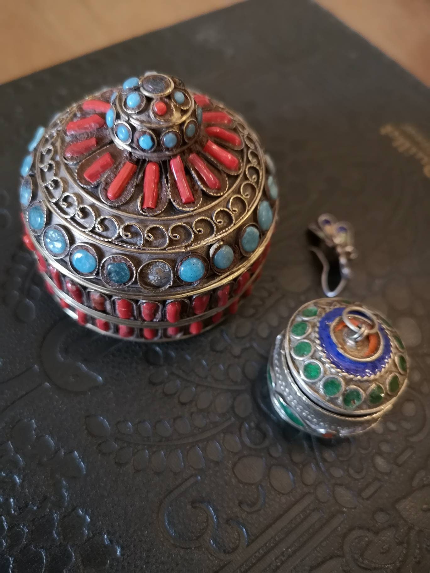 Boîtes Métalliques Ornées de Corail, Émaux et Turquoise. Pour Bijoux ou Pilules. Plus Petit Pendenti