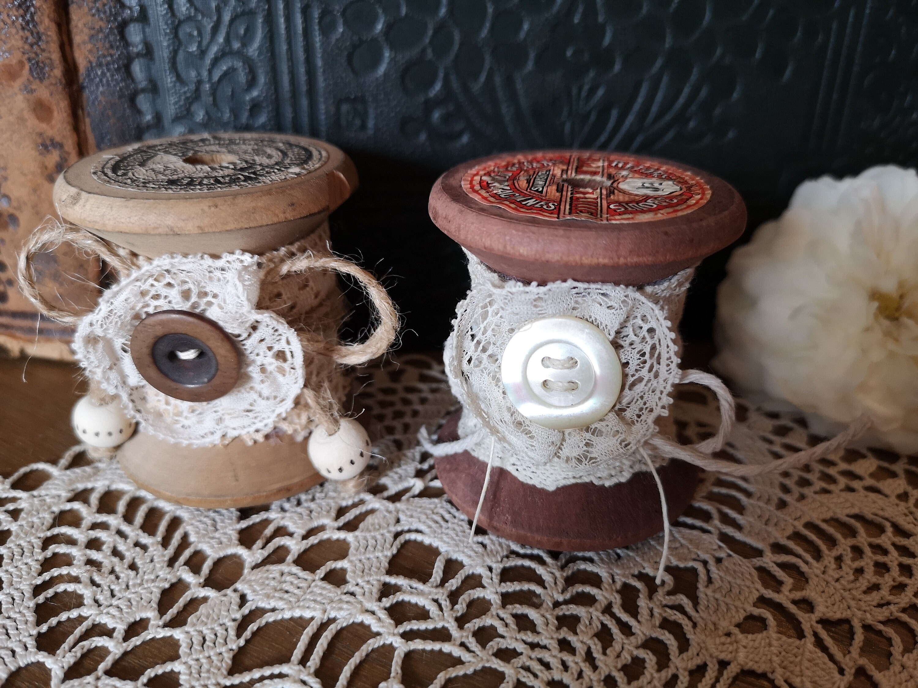 Bobines de Bois et Dentelle Ancienne Style Shabby