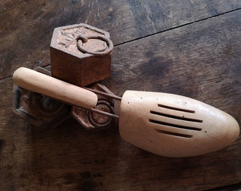 Ancien embauchoir articulé en bois et métal