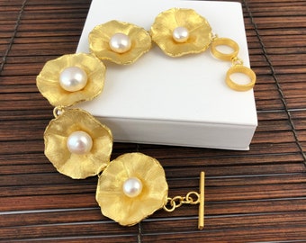 Bracelet pearls gold flower design top goldsmith work unusual handcraft, eye-catcher for summer party