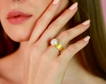 Pearl ring for every day, real cultured pearl, simple design made of 925 silver with 18kt gold plating, top seller made by hand