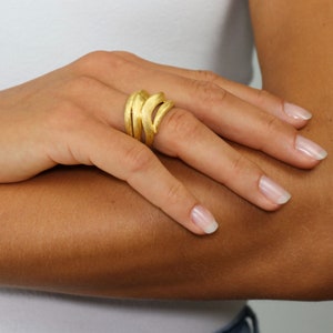 Bague en or de créateur orfèvre faite à la main en argent 925 plaqué or 18 carats, cadeau de bijoux pour petite amie, design de vague individuel