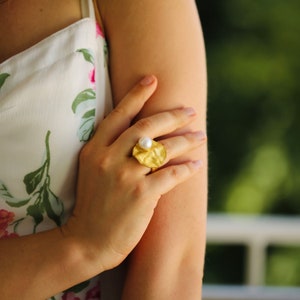 Ring pearl gold goldsmith handmade unusual design, top quality, gift idea for woman, eye-catcher