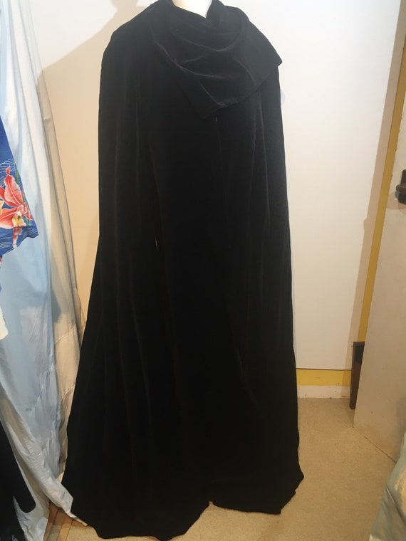 Vintage floor length black velvet cape size 16