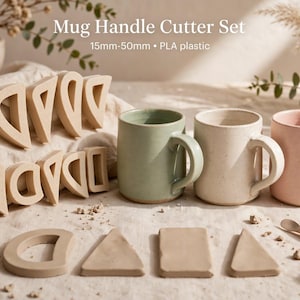 Può includere: Un set di tagliapasta per manici di tazze in plastica PLA con varie forme. Il set include diversi tagliapasta beige, tre tazze in ceramica nei colori verde chiaro, bianco sporco e rosa, e un piccolo utensile in legno per la lavorazione dell'argilla.