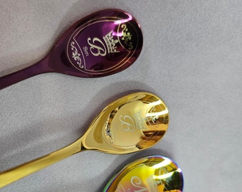 Löffel mit eingraviertem Monogramm und Namen