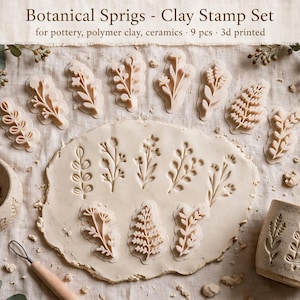 Può includere: Un set di 9 timbri per argilla stampati in 3D con motivi di rametti botanici per ceramica, argilla polimerica e vasellame. Il set include vari timbri a tema vegetale, un pezzo di argilla piatta con impronte, una ciotolina e una tazza decorata.