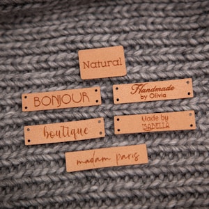 Etiquettes à coudre personnalisées. Belles étiquettes à tricoter végétaliennes personnalisées, étiquettes de produit, cuir alcantara. image 1