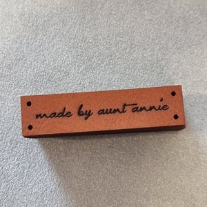 Etichette personalizzate da cucire. Bellissime etichette vegane personalizzate per maglieria, etichette per prodotti, pelle alcantara.