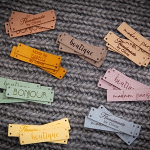 Couture d'étiquettes avec votre logo ou votre texte. Belles étiquettes à tricoter végétaliennes personnalisées, étiquettes de produit, cuir d'alcantara avec eu.