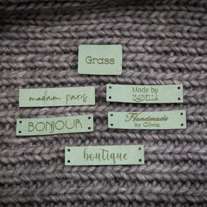 Etiquettes à coudre personnalisées. Belles étiquettes à tricoter végétaliennes personnalisées, étiquettes de produit, cuir alcantara. image 4