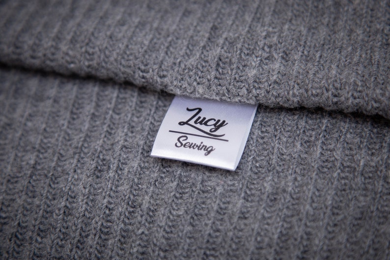 Etiquetas impresas en cinta satinada con logo personalizado