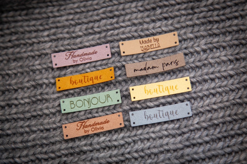 Etiquettes à coudre personnalisées. Belles étiquettes à tricoter végétaliennes personnalisées, étiquettes de produit, cuir alcantara. image 1
