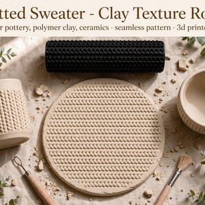 Könnte beinhalten: Eine schwarze zylindrische Ton-Texturwalze mit Strickmuster, ein beiger Keramikbecher, eine kreisförmige beige Tonplatte und eine kleine beige Schale, alle mit Strickmuster. Text: Knitted Sweater - Clay Texture Roller.