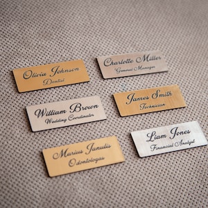 Insigne doré. Badge d'identification, étiquette de nom d'entreprise. Identifiant du personnel, badges d'identification.