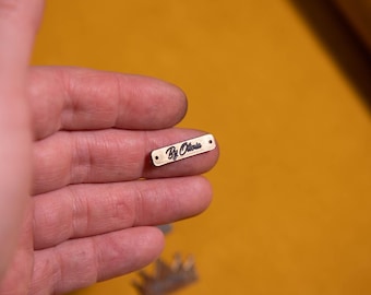 Gravierte Metallstricketiketten: Silber- und Goldnähetiketten