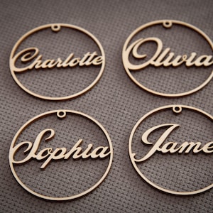 Marque-place pour mariage, noms découpés au laser. Noms de lieux de mariage, cartes de noms de table.
