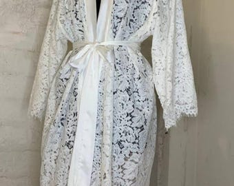 Weißer Spitzen-Brautmantel M–L | Hochzeits-immer bereit Robe | Schiere Boudoir Spitze Kimono | Geschenk für Braut