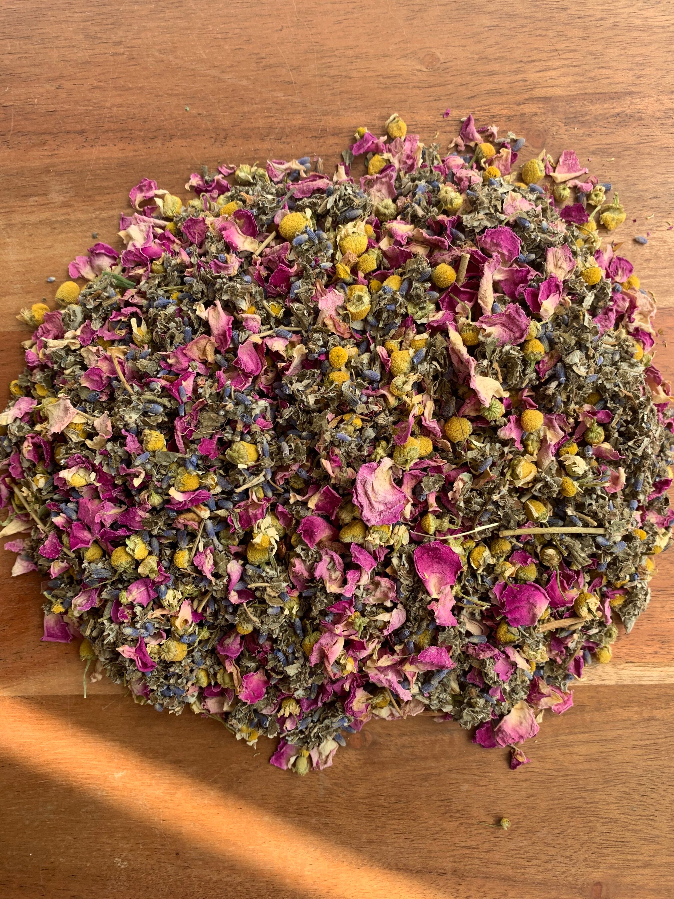 Chamomile Kiss Floral Forage, Healthy Treats for Rabbits & Guinea Pigs