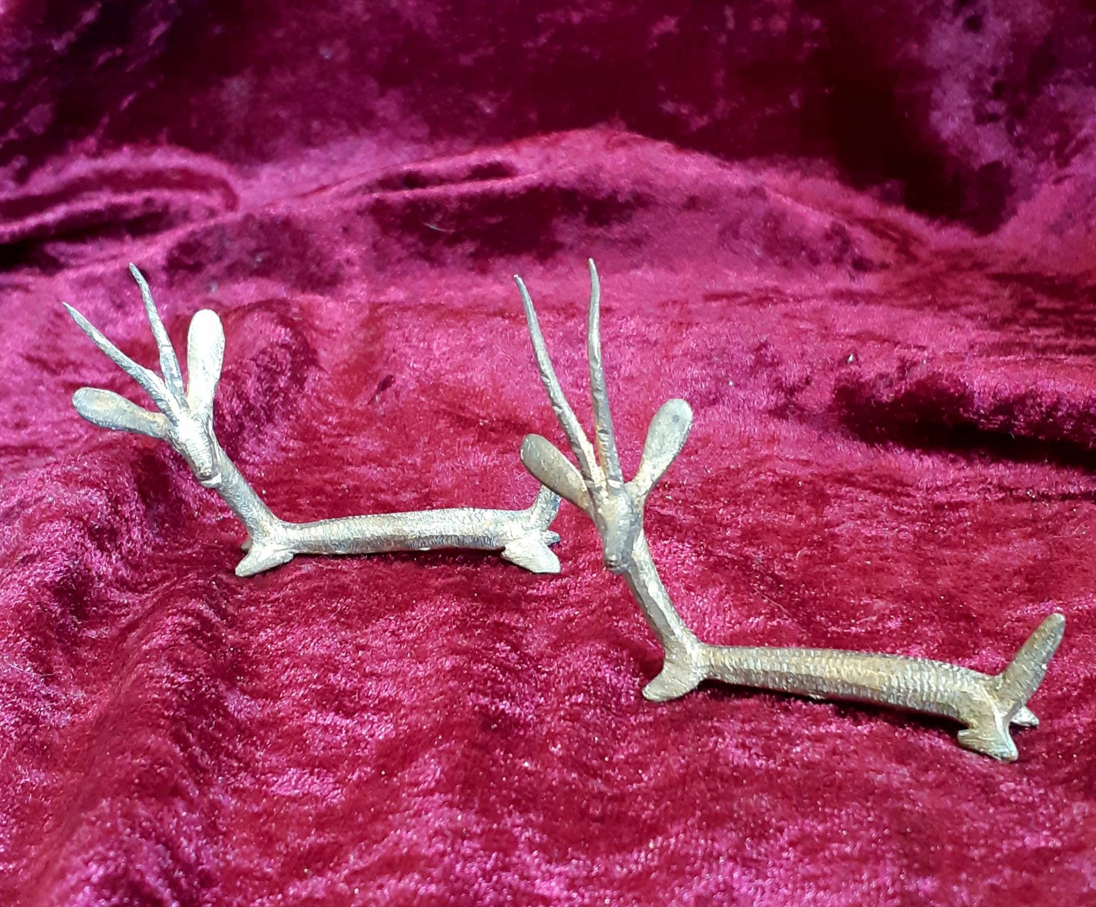 Deux Repose-Couteaux Gazelles en Cuivre d'obus