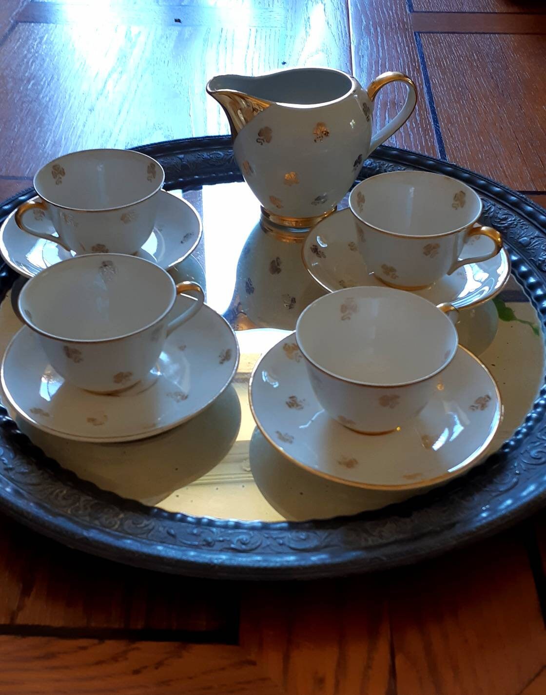 Quatre Tasses et Soucoupes à Café avec Laitière Vintage Français