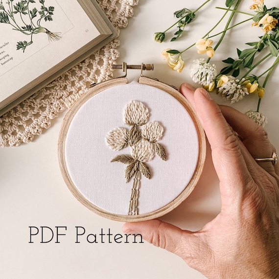 ハンドメイド／刺繍生地「クローバーとシロツメクサの小さなリース」 破く