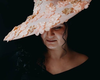 Cappello Kentucky Derby Bella Couture: fascinator floreale in sinamay color mandorla