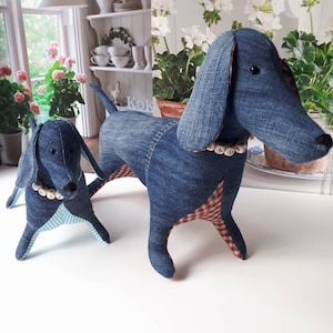 Kuscheltier_Hund_Welpe_Stofftier_Jeanshund_Textilspielzeug_Hund Dackel_Baumwollspielzeug_Geschenk Muttertag_Hund_Mutter und Tochter_Tier