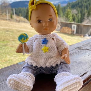 Pflege für Baby AG_ Weißer Pullover mit Maßwerk Booties und Bandage auf dem Kopf_ Kleidung für eine Puppe 8 Zoll_Ukrainischer Stil_