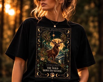 Camiseta gótica de tarot del ciervo, camiseta gráfica de bosque iluminado por la luna, ropa de estilo Dark Academia.