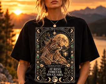 Camiseta con estampado de leopardo protector del tarot / Camiseta con estampado de animales celestiales (color femenino oscuro)