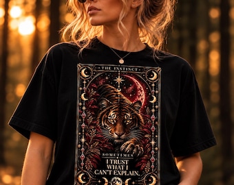 Camiseta gótica con estampado de tarot del tigre, Luna Celestial, estilo streetwear de la academia oscura.