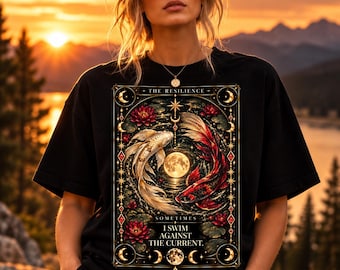 Camiseta con estampado de tarot y peces koi / Camiseta gráfica gótica celestial (unisex)