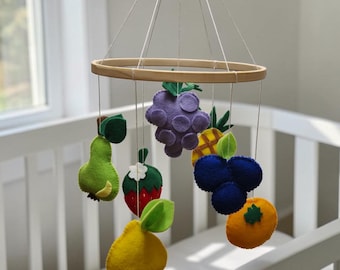 Móvil de frutas para cuna