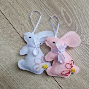 Filz mit Hasenornament bestickt