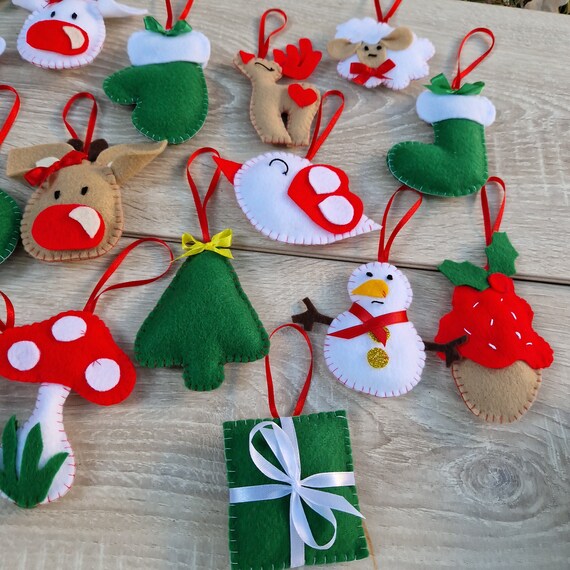 Lot De 4 Pendentifs De Noël En Feutre (lutins) - Décorations Sapin 15 Cm - Avec éléments Bois Et Paillettes