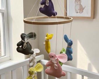 Móvil de cuna con conejitos de fieltro hechos a mano, decoración neutra para la habitación del bebé, móvil para cuna, habitación infantil con temática de conejitos del bosque, regalo para baby shower, móvil colgante para cuna