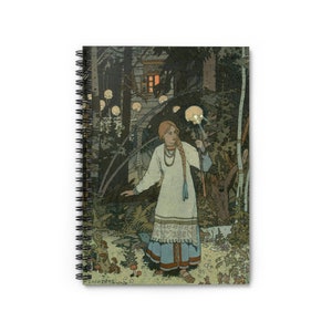 Puede incluir: Una mujer con un vestido blanco con ribetes azules y rojos se encuentra en un bosque sosteniendo una calavera brillante. Está rodeada de árboles y otras calaveras brillantes. El fondo muestra una casa de madera con una ventana iluminada.