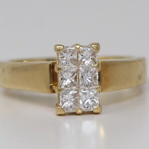 Anello rettangolare moderno a sei pietre in oro giallo 18 carati con diamanti Princess e montatura invisibile (0,92 ct, H, VS)