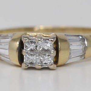 Anello di fidanzamento classico Princess in oro giallo 14k con quattro diamanti e spalle incastonate (0,8 ct, H, SI)