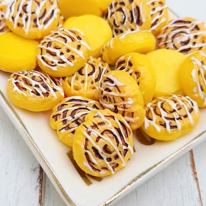 Cinnamon Roll Cabochons - Flatback Resin - Kawaii Cabochon - Food Cabochons - Fake Food - Cinnamon Rolls
