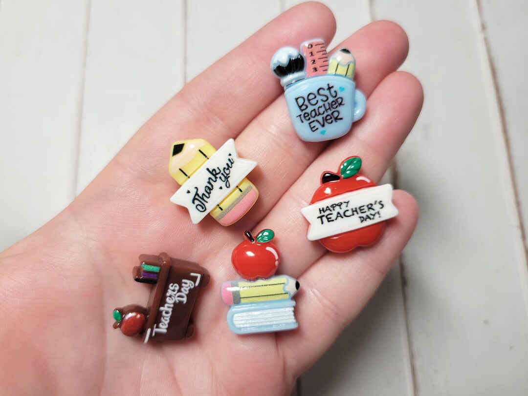 SUNNYCLUE 32-teiliges Set Lehrer-Anhänger – Harz Cabochons Mit Schulmotiven Für Schmuck & Basteln