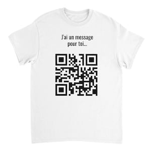 Op de afbeelding: Wit T-shirt met de tekst "J'ai un message pour toi..." en een zwart-witte QR-code.